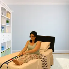 دستگیره کمکی کنار تخت خواب سالمند